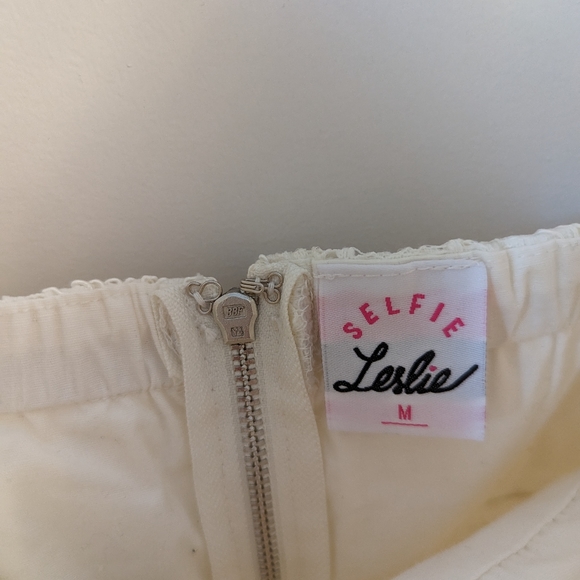 SHOWPO/SELFIE LESLIE | White Lace Sheba Ruched V-Neck Romper Size M NWOT - Picture 3 of 4